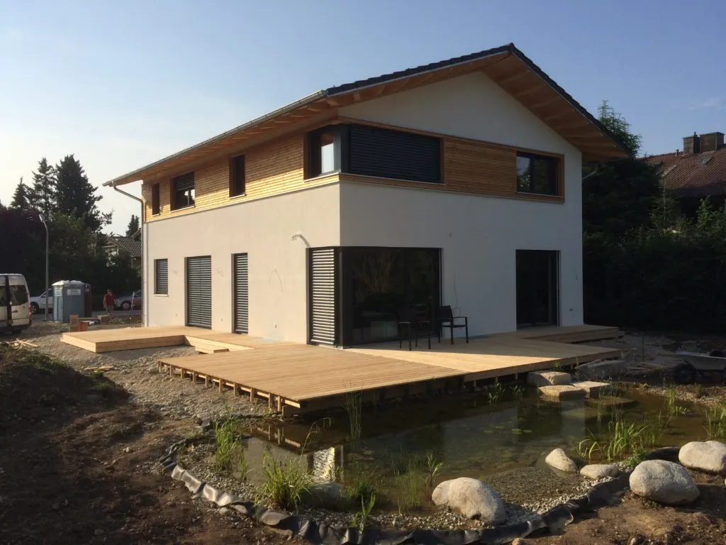Hinterlüftete Holzfassade mit vertikal verlegten Rhombusleisten an einem modernen Wohnhaus