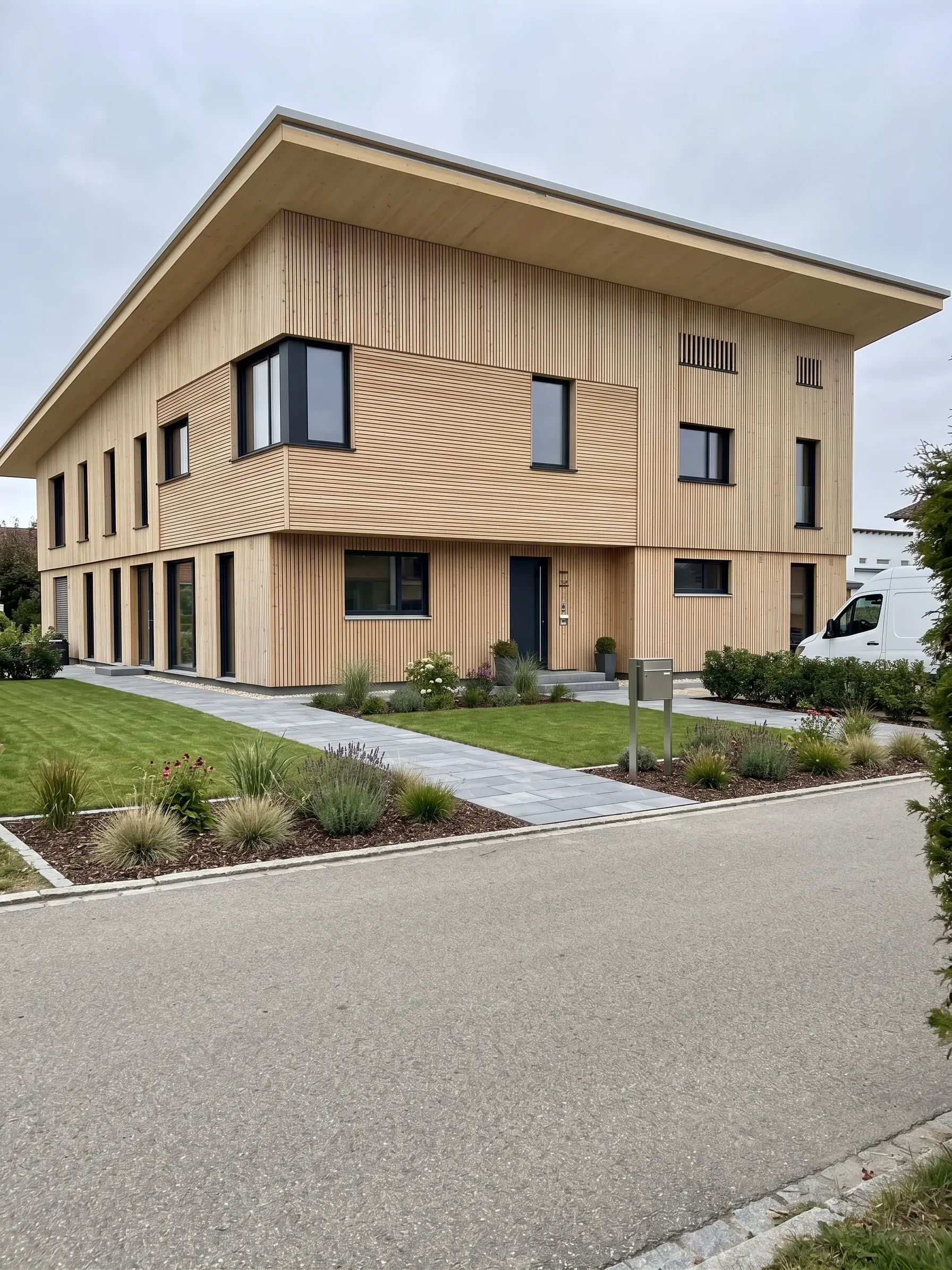 Zweigeschossiges Wohnhaus mit senkrechter und waagerechter Holzschalung und weitem Dachüberstand (Umgebung mit KI ergänzt)